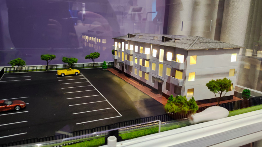 Макет жилого здания и парковки с подсветкой в павильоне «Е»