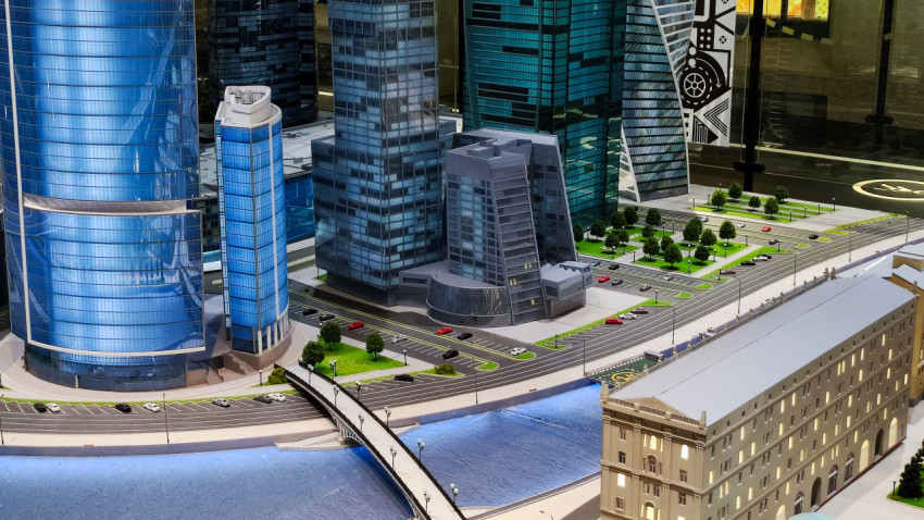 Деловая застройка и набережная в макете Москвы