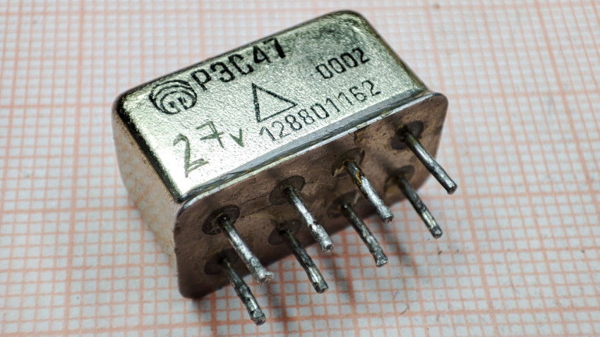 Корпус реле РЭС47 с маркировкой и серийным номером