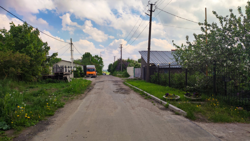 Деревенская улица с грузовиком в ясный день