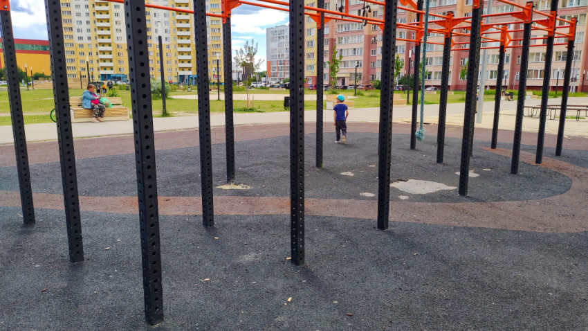 Изношенное резиновое покрытие на спортплощадке в городе