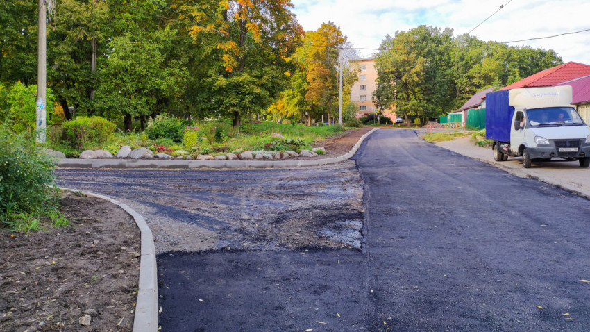 Перекресток с частичным ремонтом асфальта и озеленением
