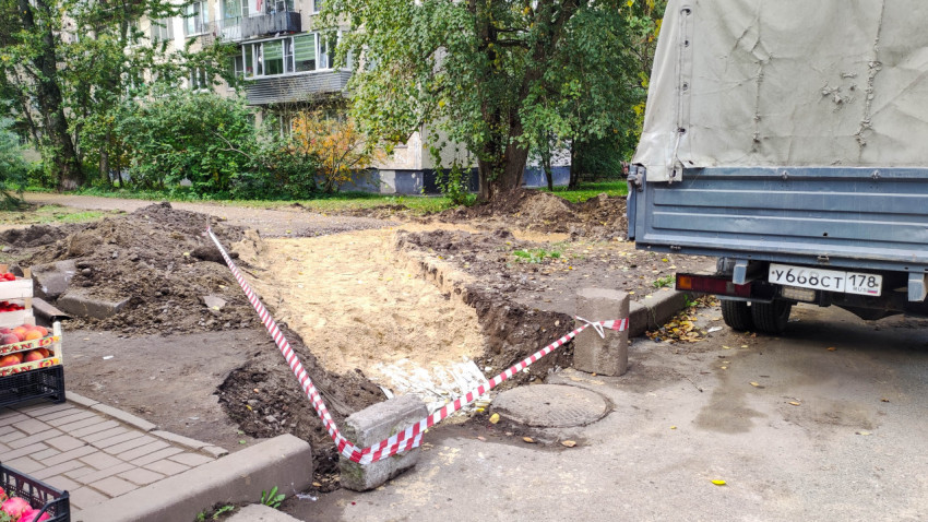 Подготовка основания для пешеходной дорожки рядом с жилым домом