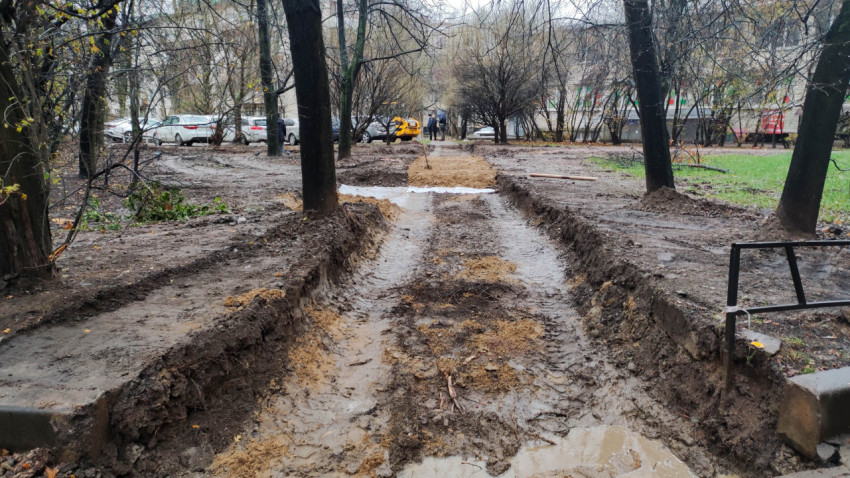 Подготовка основания для укладки дорожного покрытия в жилом районе