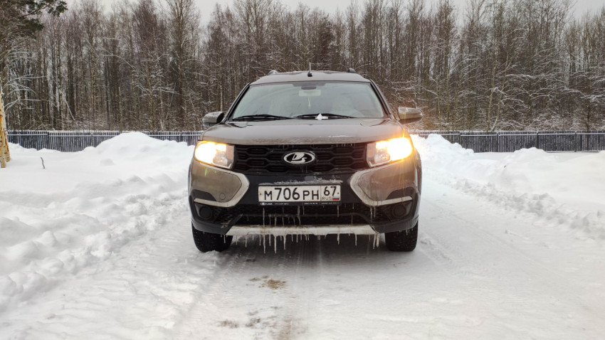 Автомобиль Lada в зимних условиях с наледью на бампере