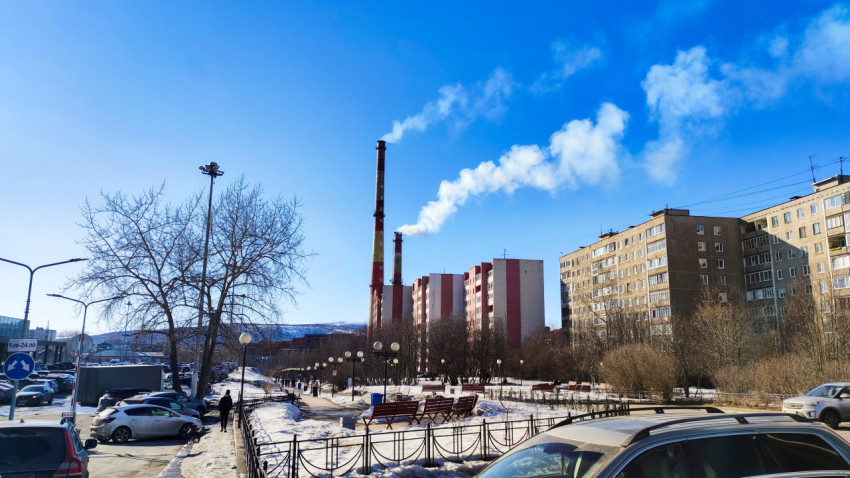 Жилые дома и промышленная зона в Мурманске с дымящими трубами