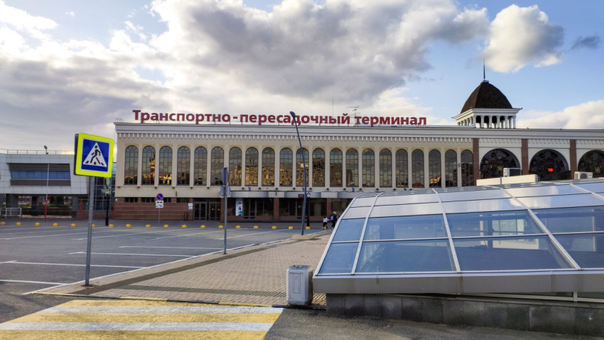 Главный фасад железнодорожного вокзала Казань-1 и стеклянный вход в подземный переход