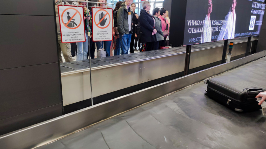 Получение багажа на транспортной ленте в аэропорту Казани