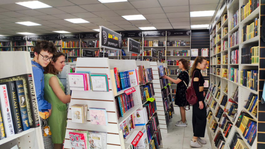 Посетители выбирают книги в магазине Дом книги в Казани