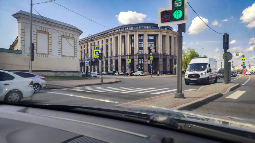 Скорая помощь на перекрёстке у светофора