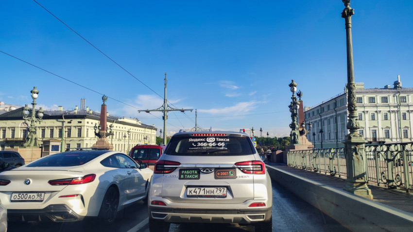 Автомобили в пробке на мосту через Неву