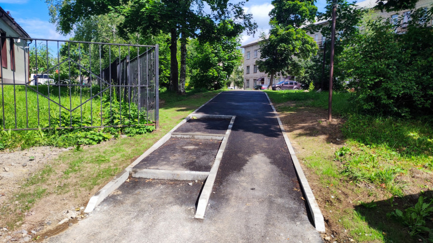 Асфальтовая дорожка с бордюрами во дворе жилого дома