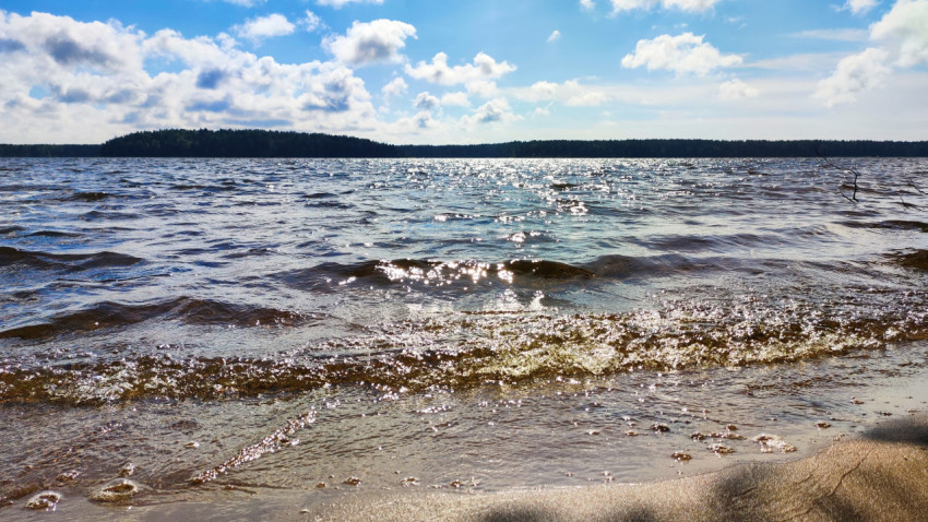 Волны озера у песчаного берега