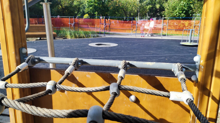 Крепление верёвочной сетки на детской площадке