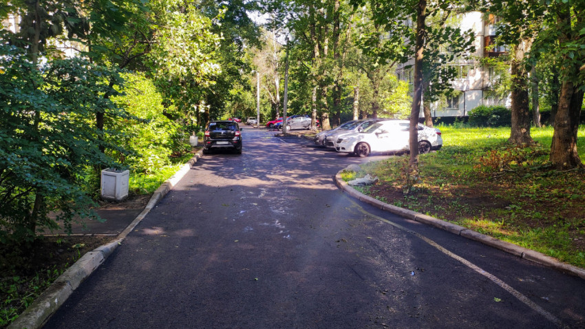 Парковка автомобилей во дворе жилого дома