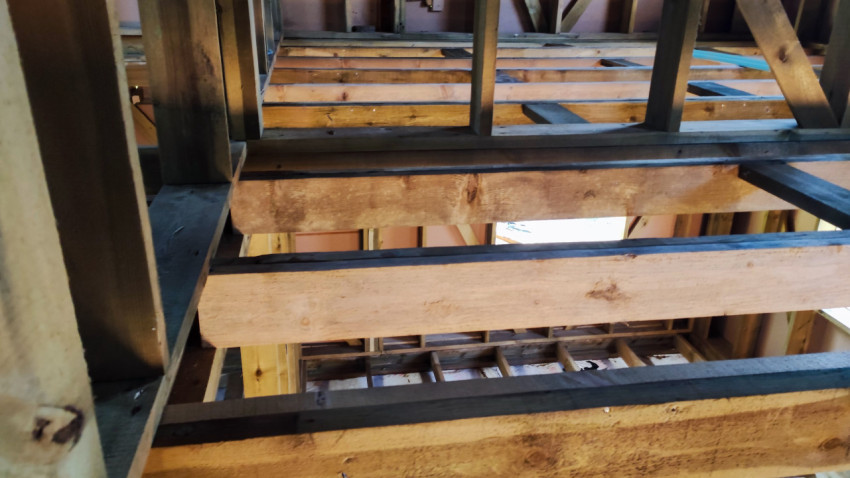 Деревянные балки перекрытия в каркасном доме