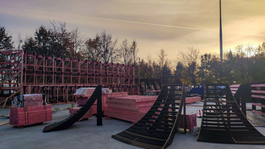Монтаж деревянных элементов скейт-парка на фоне Лахта-центра