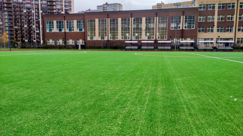 Футбольное поле с искусственным покрытием у школьного здания