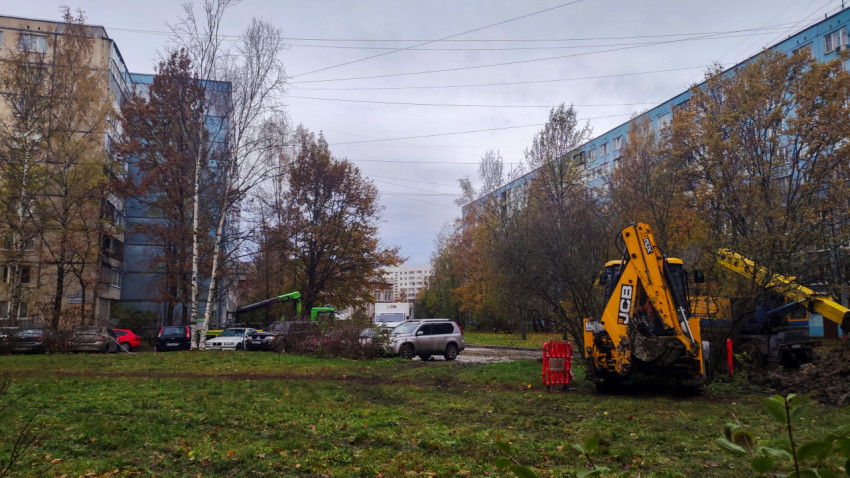 Экскаватор и коммунальная техника при ремонте теплосети