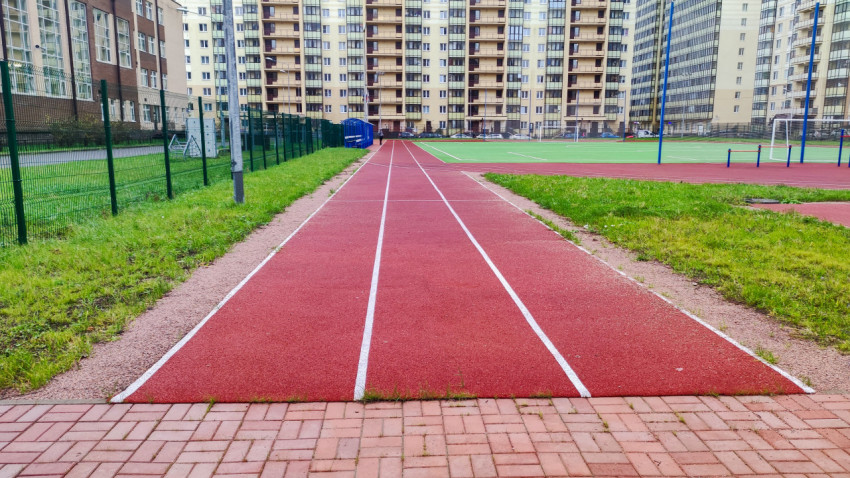 Прямая беговая дорожка возле школьного стадиона