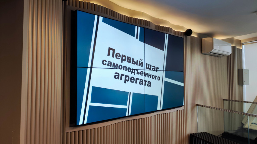 Информационный экран о конструктивном этапе строительства башни