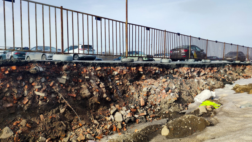 Разрушенное дорожное покрытие с обнажённым кирпичным слоем