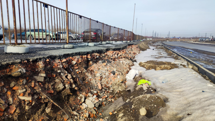 Обрушение асфальтового покрытия у парковки вдоль дороги