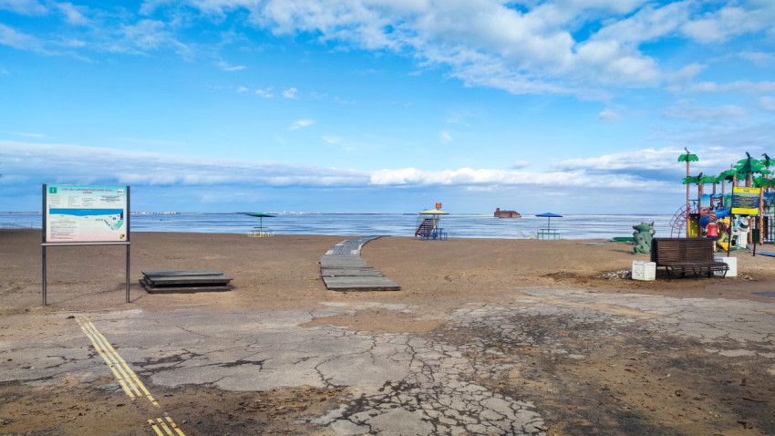 Пляж Кронштадта на Финском заливе с видом на фортификацию