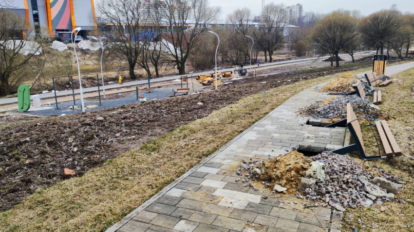 Установка скамеек вдоль пешеходной дорожки в парковой зоне