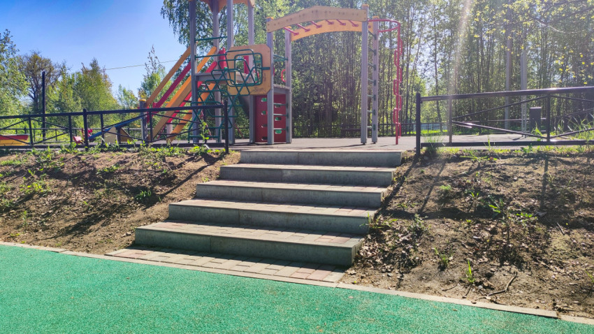 Детская игровая площадка с лестницей и резиновым покрытием