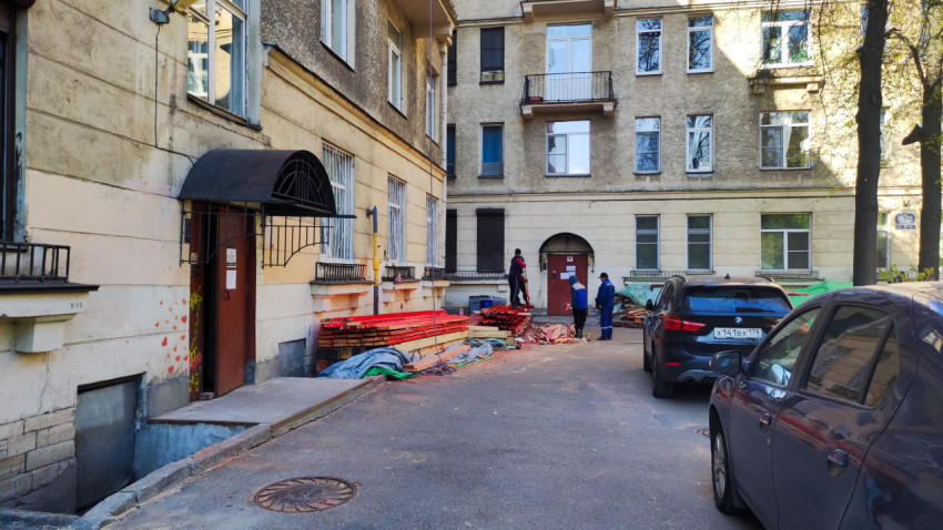 Двор жилого дома с материалами для строительных работ