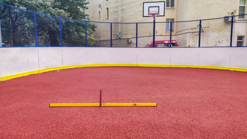Проверка ровности покрытия на дворовой спортплощадке с баскетбольным щитом