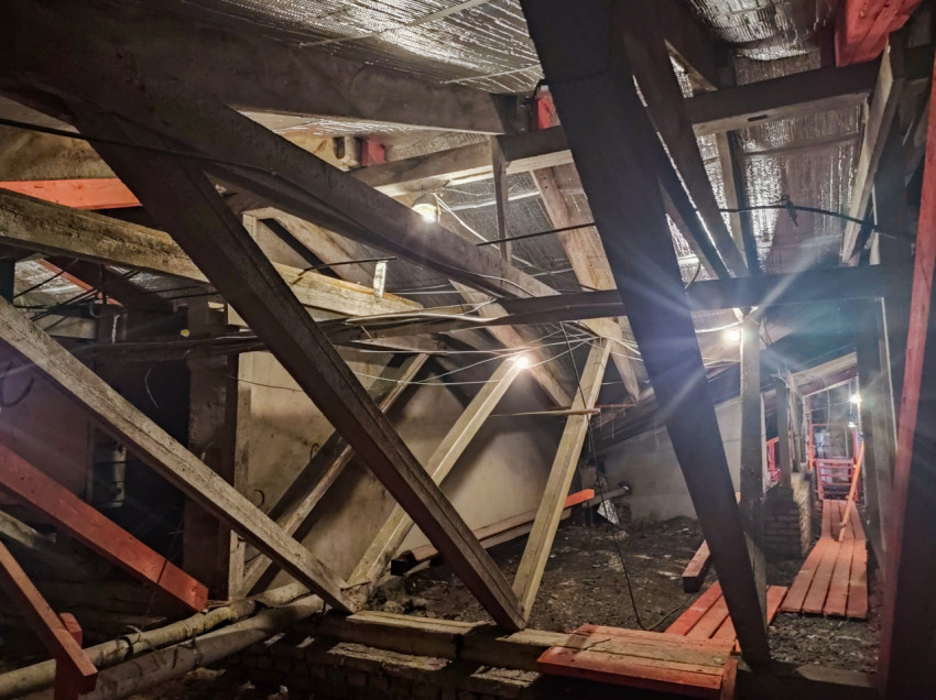 Система деревянных подпорок и раскосов на чердаке при ремонтных работах