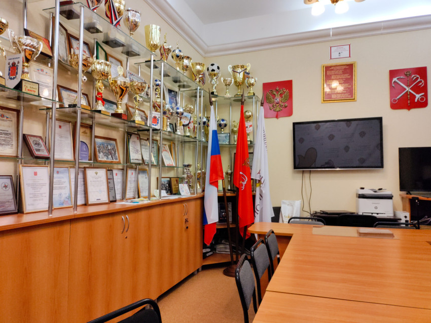 Кабинет администрации районного уровня с витриной наград