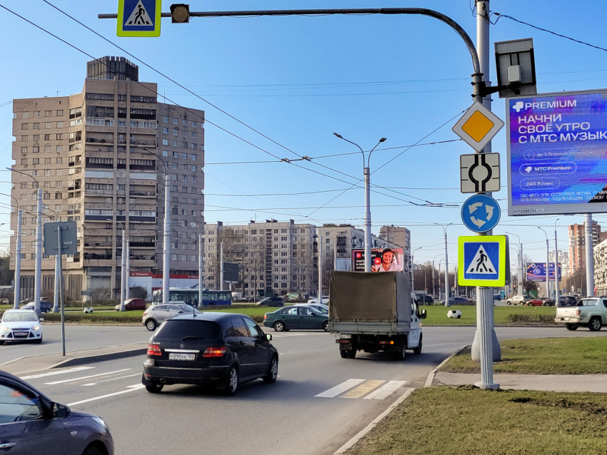 Городской перекрёсток с кольцевым движением и пешеходным переходом