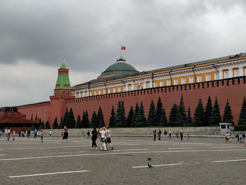 Кремлёвская стена и Сенатский дворец с куполом