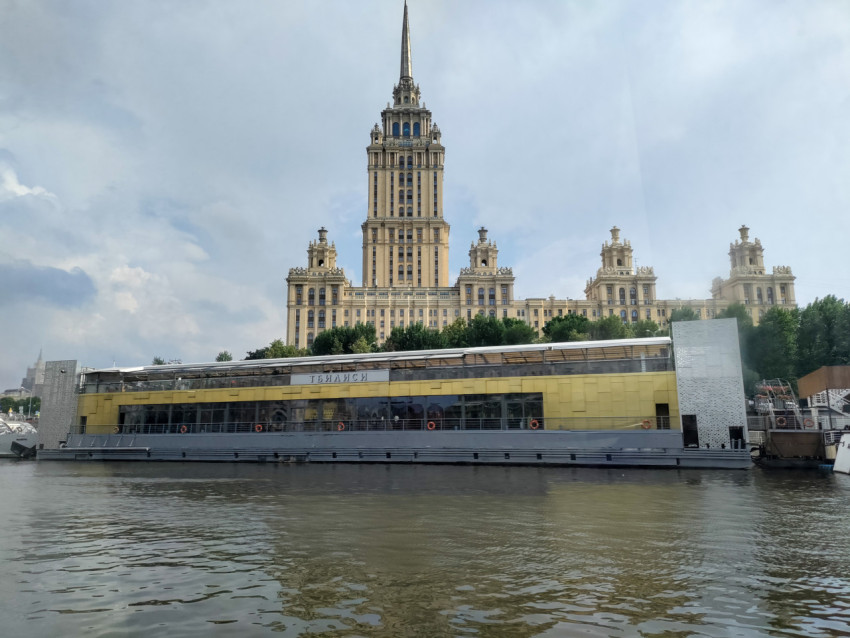 Ресторан-теплоход «Тбилиси» на Москве-реке у сталинской высотки