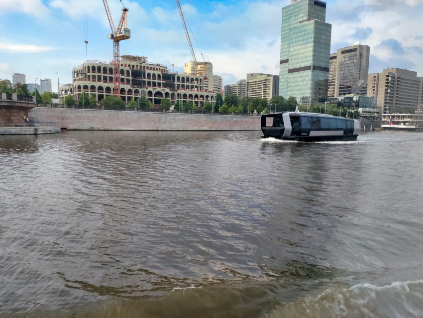 Речное судно на фоне застройки центра Москвы