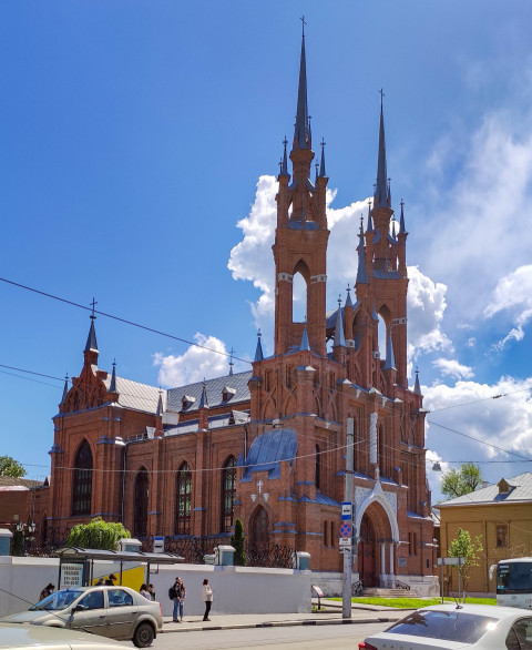 Храм Пресвятого Сердца Иисуса в Самаре под ясным небом
