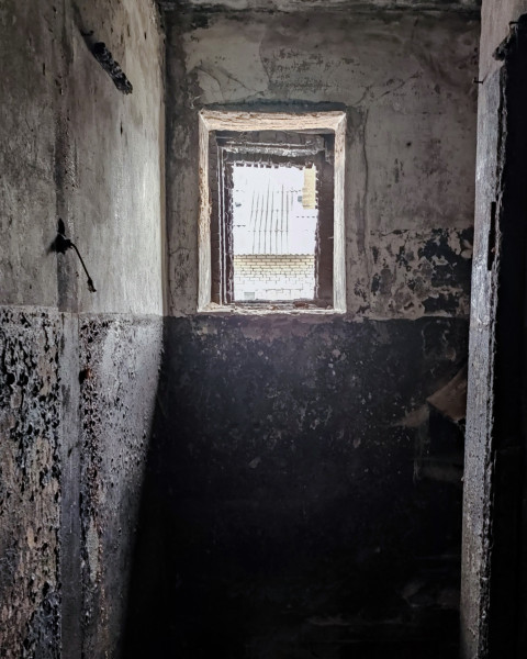 Узкое окно в затемненном помещении