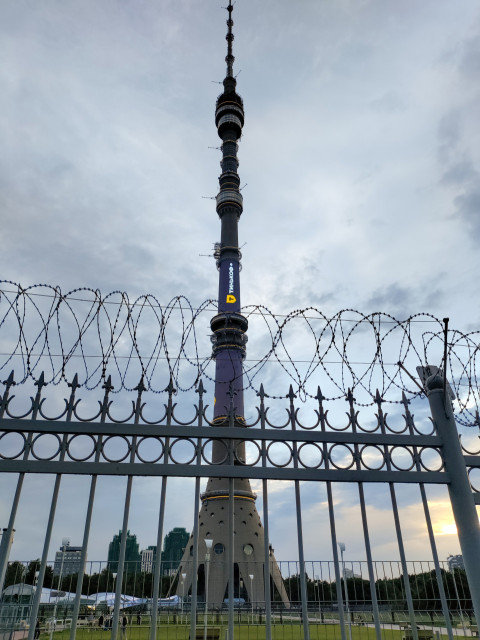 Останкинская телебашня с медиаэкраном за защитным ограждением