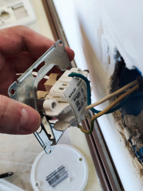 Монтаж электрической розетки в стене