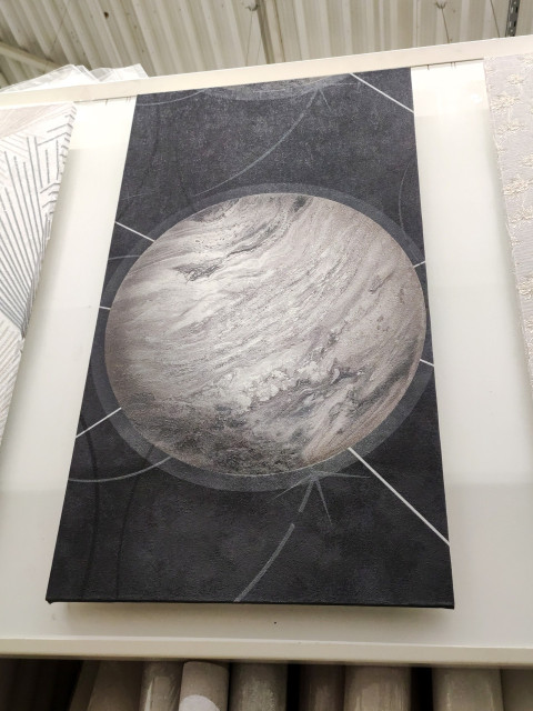 Темные обои с рисунком планеты на черном фоне