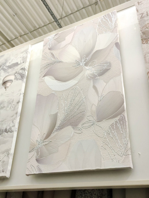 Светлые обои с крупными цветами и блестящей отделкой