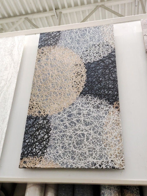 Образец обоев с геометрическим узором из нитей