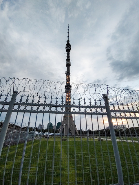 Останкинская телебашня за ограждением с колючей проволокой