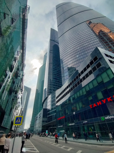Улица с небоскрёбами делового центра Москва-Сити