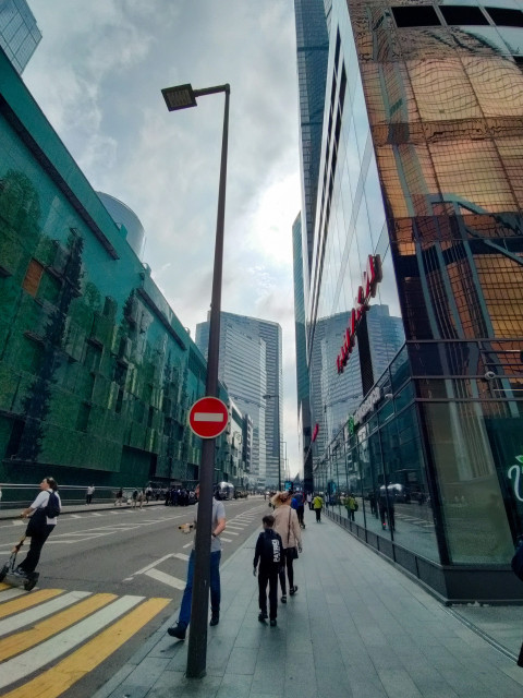 Пешеходная улица Москва-Сити с офисными зданиями