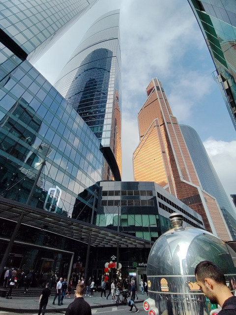 Пешеходная площадь и высотные здания Москва-Сити