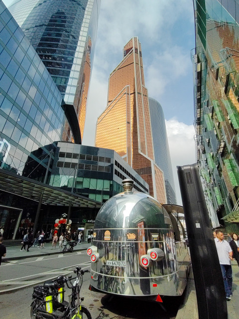 Уличный фудтрейлер и башни делового центра Москва-Сити